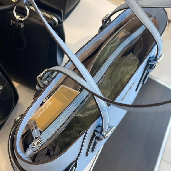MICHAEL KORS Voyager Large Saffiano Leather EW Tote Shoulder Bag
LIGHT SKY
NWT - Picture 16 of 16